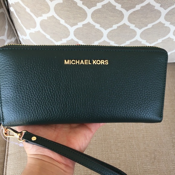 Michael Kors Handbags - New Michael Kors jet set Large continental wallet